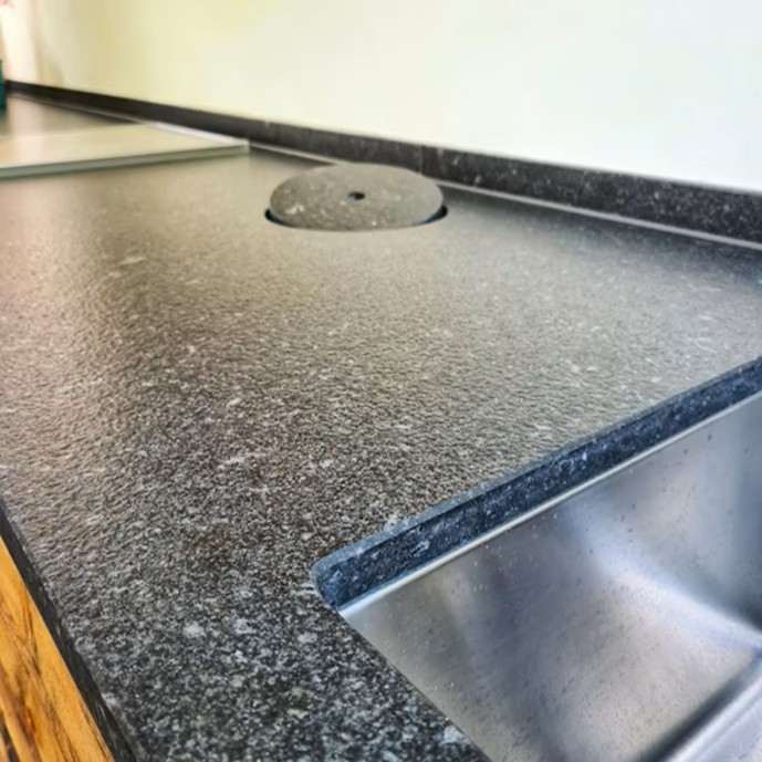 Arden Blue composiet keukenblad – donker blauwgrijs werkblad met fijne kwartstructuur