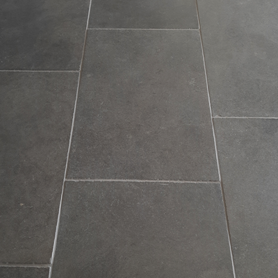 Grivola Grey Getrommeld Geschuurd vloer – natuursteen met matte structuur en verouderde rand