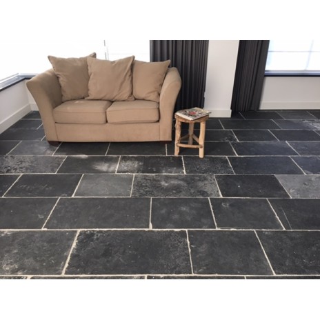 Vulkan Breuk Ruw Handgekapt vloer – natuursteen met ruwe structuur en donkere grijstinten