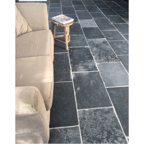 Vulkan Breuk Ruw Handgekapt vloer – natuursteen met ruwe structuur en donkere grijstinten