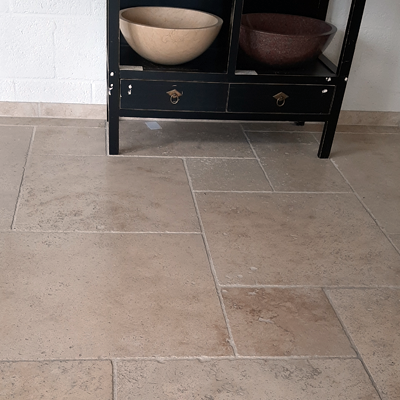 Travertin Silver Getrommeld vloer binnen – elegante grijze natuursteen met tijdloze uitstraling