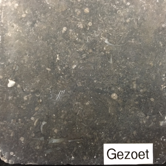 Belgisch Hardsteen Abdij Gezoet vloer – gezoete natuursteen met subtiele glans en grijsblauwe tinten