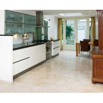 Detail van Rosalia Light Gezoet – kalksteen met matte structuur en subtiele roze-beige nuances
