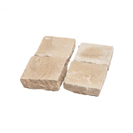 Handgekloofde Kandla Mint Yellow zandsteen kasseien in zachte gele tinten, ideaal voor terrassen, paden en opritten.