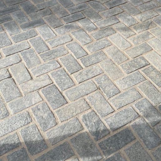 Lichtgrijze Griekse Kavala kalksteen kasseien met natuurlijke breuk