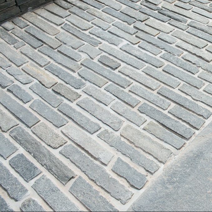 Lichtgrijze Griekse Kavala kalksteen kasseien met natuurlijke breuk